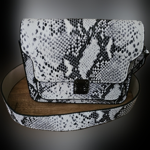 KC Zagger Handbags - KC Zagger, Snakeprint Crossbody